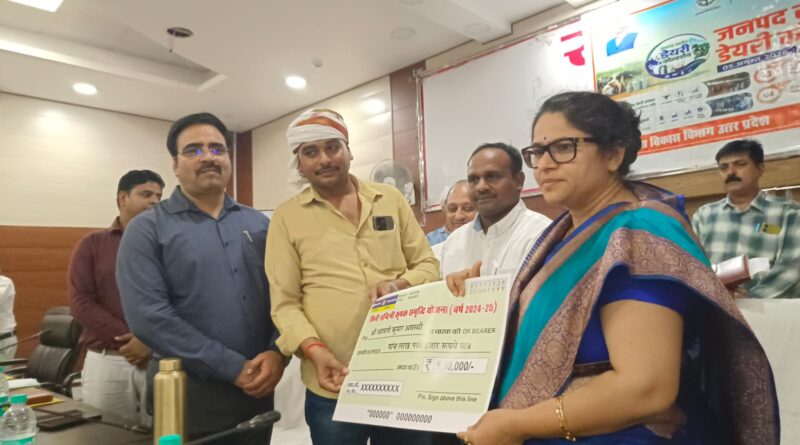 डेयरी क्षेत्र को मिला बड़ा बढ़ावा, गोंडा में डेयरी कॉन्क्लेव के दौरान करोड़ों की योजनाओं का लाभ, पशुपालकों को बांटे गए स्वीकृति पत्र और डेमो चेक