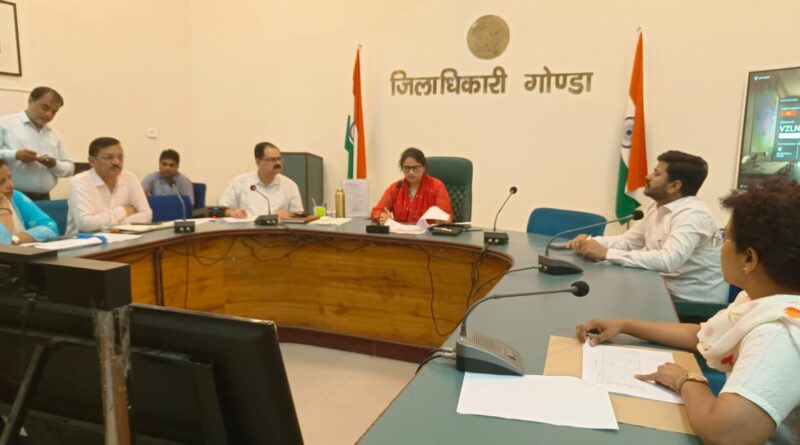नगर निकायों की योजनाओं में लापरवाही नहीं चलेगी, गुणवत्ता और पारदर्शिता पर डीएम सख्त; ईओ परसपुर का वेतन रोकने के निर्देश