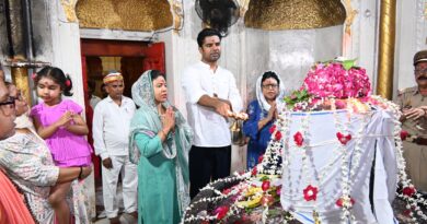 पृथ्वीनाथ महादेवा मंदिर में मण्डलायुक्त दुर्गा शक्ति नागपाल ने परिवार संग किए दर्शन, विकास एवं सौंदर्यीकरण कार्यों को और बेहतर बनाने के दिए निर्देश