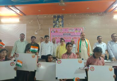 ‘बेटी बचाओ, बेटी पढ़ाओ’ के तहत छात्राओं को मिली पढ़ाई की सुविधा, विधायक और अधिकारियों ने बांटी स्टडी टेबल
