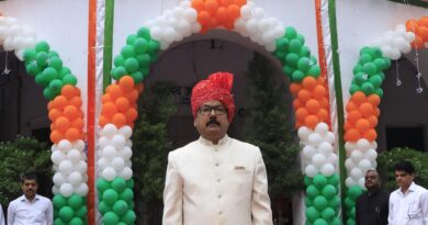 जिलाधिकारी ने स्वतंत्रता दिवस के अवसर पर कलेक्ट्रेट प्रांगण में किया ध्वजारोहण