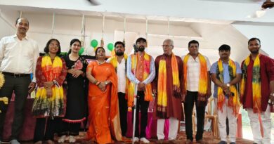 ‘स्वतंत्रता के स्वर’ कवि सम्मेलन में गूंजी देशभक्ति की कविताएं, ओजस्वी रचनाओं से भारत माता के जयकारों से गूंजा सभागार