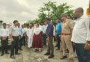 गोण्डा में बाढ़ प्रभावित नकहरा गांव पहुंचीं डीएम प्रियंका निरंजन, ग्रामीणों से जानी समस्याएं; बाढ़ चौकी का भी किया निरीक्षण