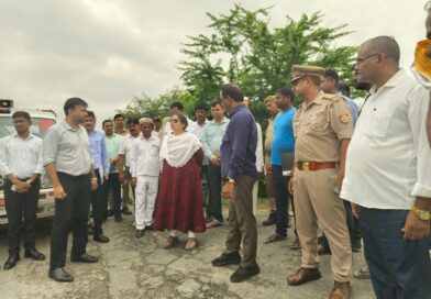 गोण्डा में बाढ़ का जायजा लेने पहुंचीं डीएम प्रियंका निरंजन, ग्रामीणों से जानी समस्याएं; अधिकारियों को दिए सख्त निर्देश
