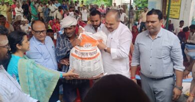 गोण्डा में बाढ़ पीड़ितों के लिए प्रशासन की बड़ी राहत, 1100 से अधिक परिवारों को बांटी गई राहत सामग्री किट