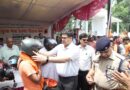 कांवड़ यात्रियों को हेलमेट वितरित कर दिया गया सड़क सुरक्षा का संदेश