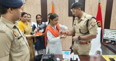 रक्षाबंधन पर छात्राओं ने पुलिस अधीक्षक को बांधी राखी, अभिषेक जी ने सुरक्षा और शिक्षा को लेकर किया प्रेरित