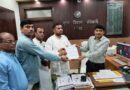 जिला कार्यक्रम अधिकारी के ऊपर मुकदमा दर्ज करने के लिए पंचायती राज विभाग व ग्रामीण सफाई कर्मचारियों ने मुख्यालय विकास भवन मे किया प्रदर्शन