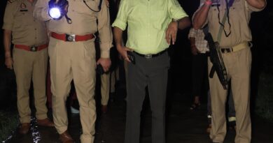 आरिल नदी में तीन लोगों के डूबने की सूचना पर जिलाधिकारी अविनाश सिंह ने एस.एस.पी.के साथ घटनास्थल का निरीक्षण किया