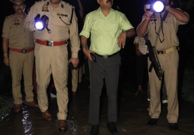 आरिल नदी में तीन लोगों के डूबने की सूचना पर जिलाधिकारी अविनाश सिंह ने एस.एस.पी.के साथ घटनास्थल का निरीक्षण किया