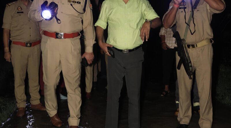 आरिल नदी में तीन लोगों के डूबने की सूचना पर जिलाधिकारी अविनाश सिंह ने एस.एस.पी.के साथ घटनास्थल का निरीक्षण किया