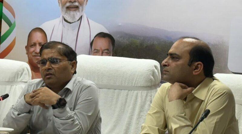 त्योहारों से पहले यूपी की ग्रामीण सड़कों को मिलेगी नई रफ्तार, CM योगी का निर्देश- प्रधानमंत्री ग्राम सड़क योजना के सभी मार्ग हों गड्ढामुक्त