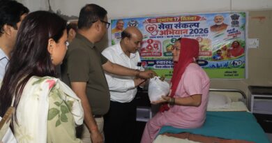 मरीजों की सेवा ही सर्वोच्च संकल्प — जिलाधिकारी ने जिला अस्पताल व महिला अस्पताल में फल एवं चॉकलेट वितरित किए