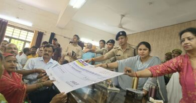 जिलाधिकारी, पुलिस अधीक्षक ने तहसील तरबगंज में आयोजित सम्पूर्ण समाधान दिवस में फरियादियों की सुनी समस्याए