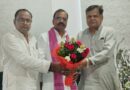 लखनऊ में सपा के नवनिर्वाचित बलिया जिलाध्यक्ष सुनील कुमार मौर्य से विजय कुमार लाल श्रीवास्तव ने की शिष्टाचार भेंट