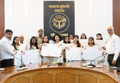 गोण्डा में गांधी-शास्त्री जयंती पर मंडलायुक्त दुर्गा शक्ति नागपाल ने किया नमन, छात्राओं को बांटी स्टडी टेबल; ‘रघुपति राघव राजा राम’ से गूंजा सभागार
