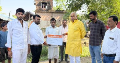 गोंडा में नदी हादसे के पीड़ित परिवारों को मिली 4-4 लाख रुपये की मदद, विधायक प्रेम नारायण पांडे ने परिजनों से मिलकर बंधाया ढांढस
