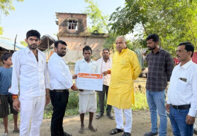 गोंडा में नदी हादसे के पीड़ित परिवारों को मिली 4-4 लाख रुपये की मदद, विधायक प्रेम नारायण पांडे ने परिजनों से मिलकर बंधाया ढांढस