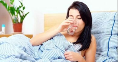 सुबह बासी मुंह पानी पीना कितना फायदेमंद? जानिए खाली पेट पानी पीने के फायदे और इससे जुड़े दावे